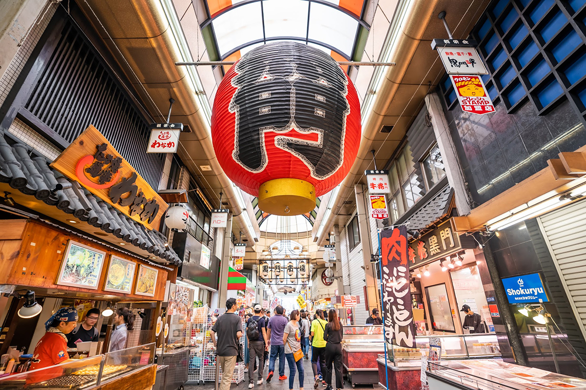 ตลาดคุโรมง (kuromon market) ตลาดโอซาก้า