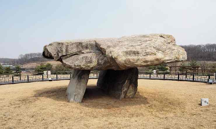สุสานหินโบราณ 3 พันปี หรือ ดอลเมน แห่งเมืองคังฮวา  Ganghwa Dolmen Sites